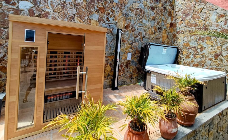Hot Tub, Sauna