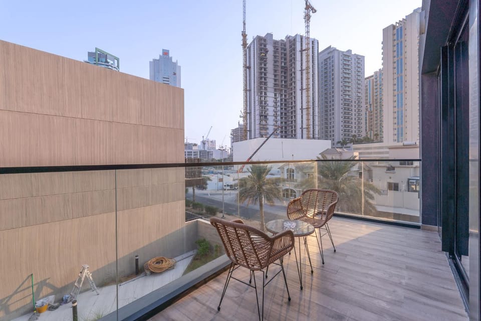 Free housekeeping visits during your stay - StayShort - Stylish, Minimalist 2-Bedroom in Jumeirah Village Circle Apartment in Dubai
