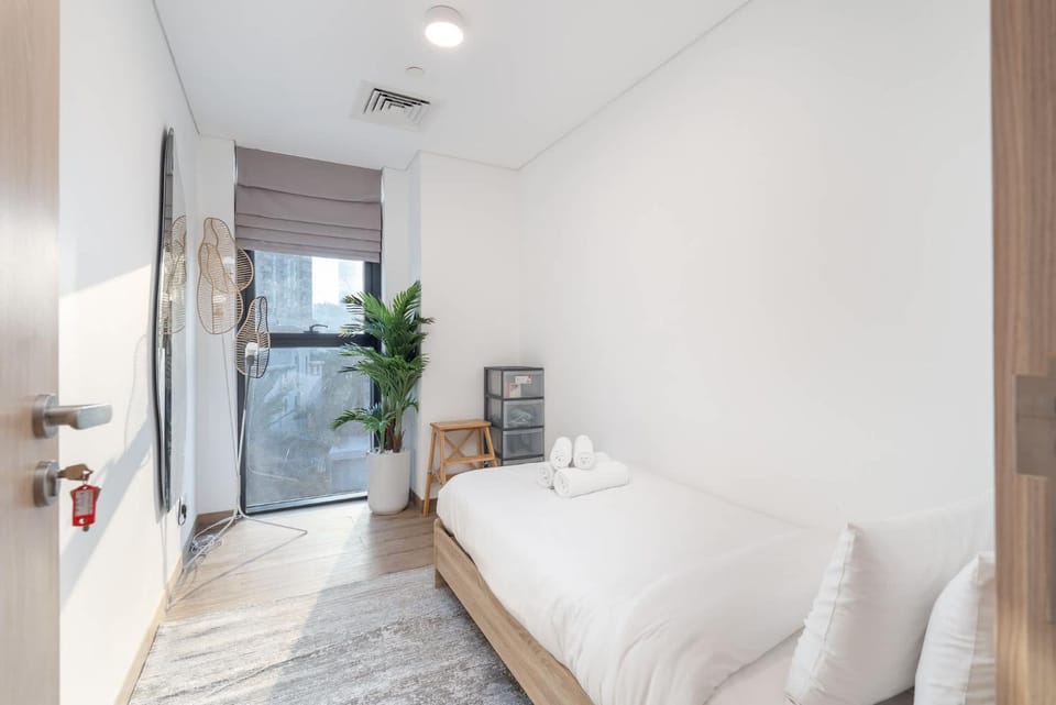 Free housekeeping visits during your stay - StayShort - Stylish, Minimalist 2-Bedroom in Jumeirah Village Circle Apartment in Dubai