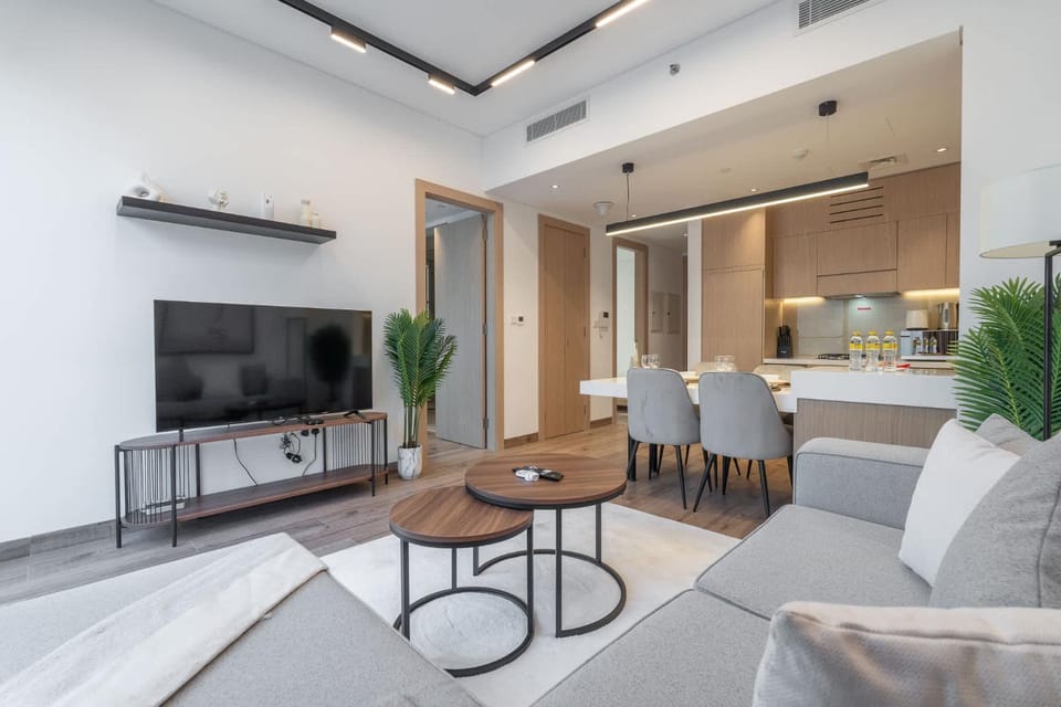 Free housekeeping visits during your stay - StayShort - Stylish, Minimalist 2-Bedroom in Jumeirah Village Circle Apartment in Dubai