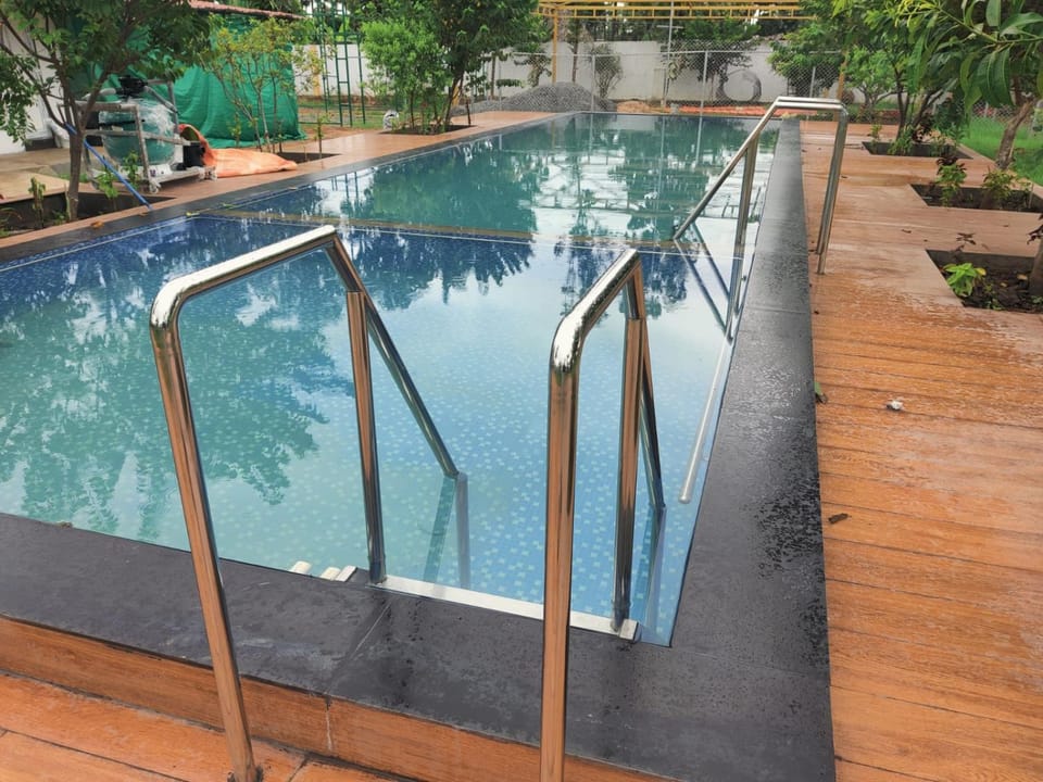 Sivarama garden resort AC10 BHK &1 non ac BHK 33 pex &AC living hall 50 pex setting capacity&17 pex night stay ,kitty party's & functions , Born fair, BBQ, kichan swimming pool & net criket turf ,settle, tennis, near bheemili beach vishakhapatnam Bed and Breakfast in Visakhapatnam