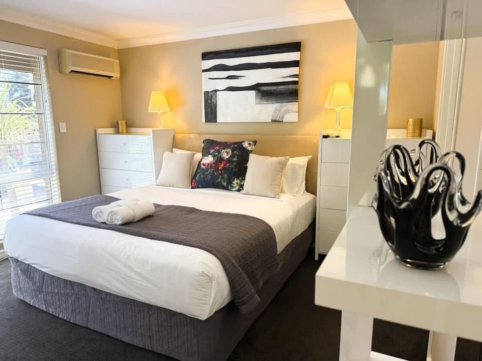 Bed, Photo of the whole room, Bedroom, towels, air conditioner