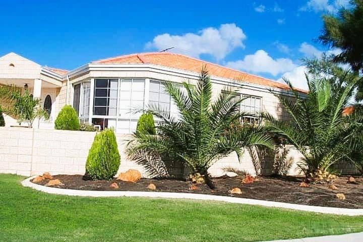 Property building, Day, Garden, Garden view