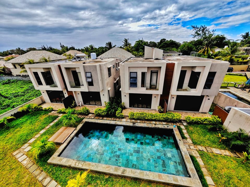Property building, Garden, Garden view, Swimming pool