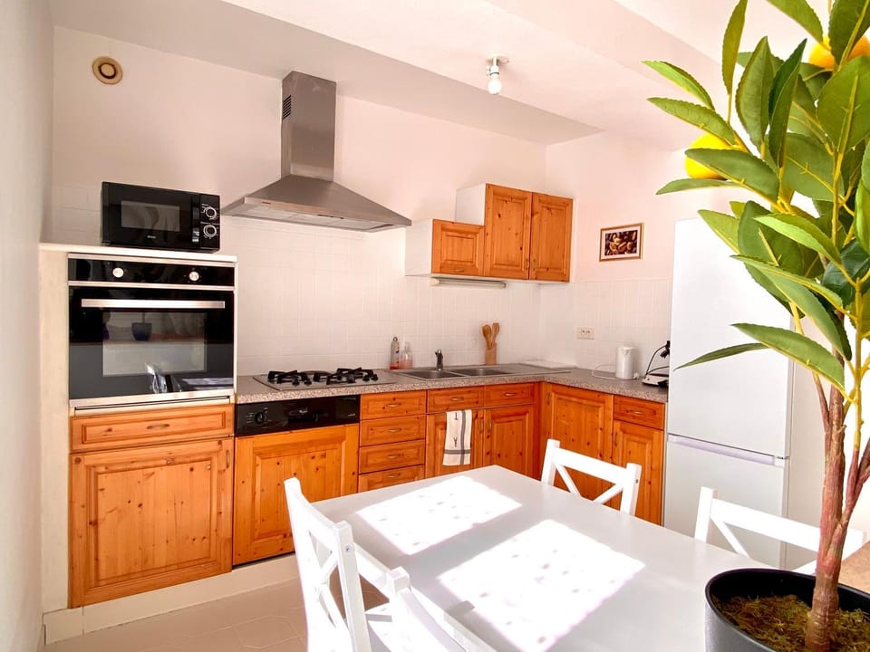 Coffee/tea facilities, Dining area, Meals, microwave, oven, stove, kitchen