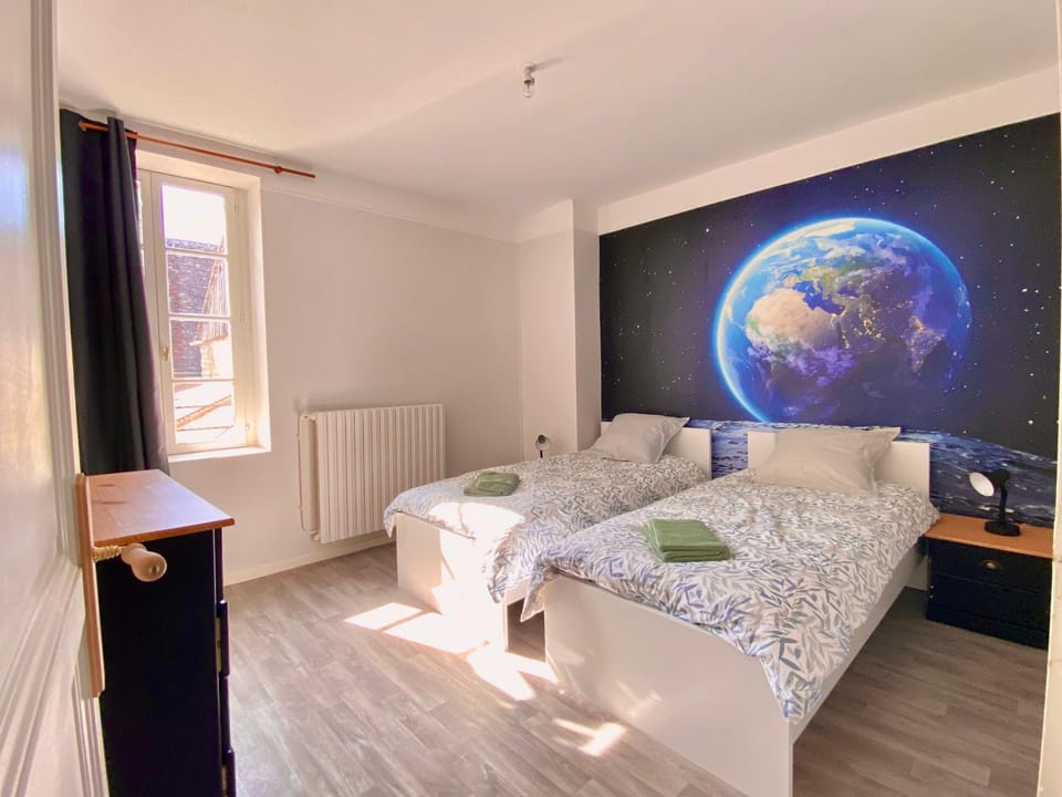Bed, Photo of the whole room, Bedroom, storage, towels