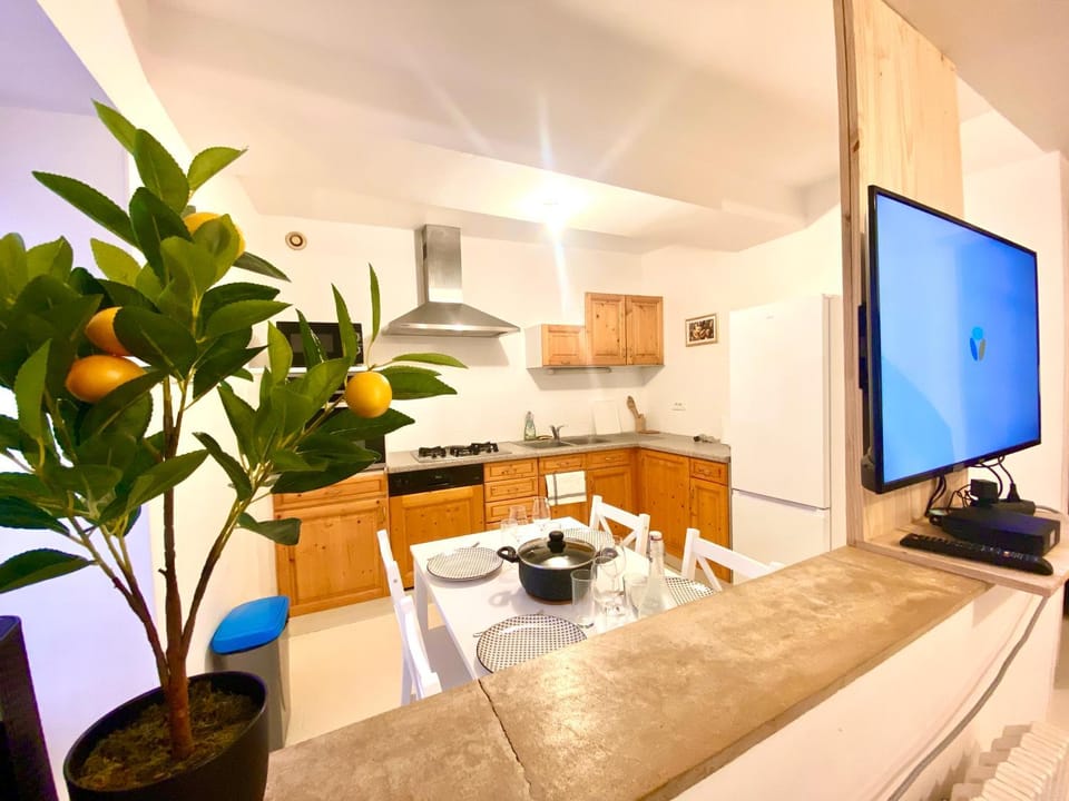 TV and multimedia, Dining area, microwave, oven, stove, kitchen