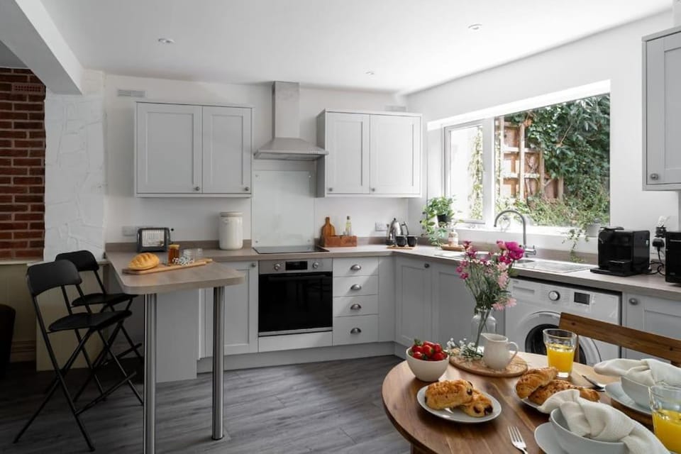 Coffee/tea facilities, Kitchen or kitchenette, Dining area, dishwasher, oven, pet friendly, toaster