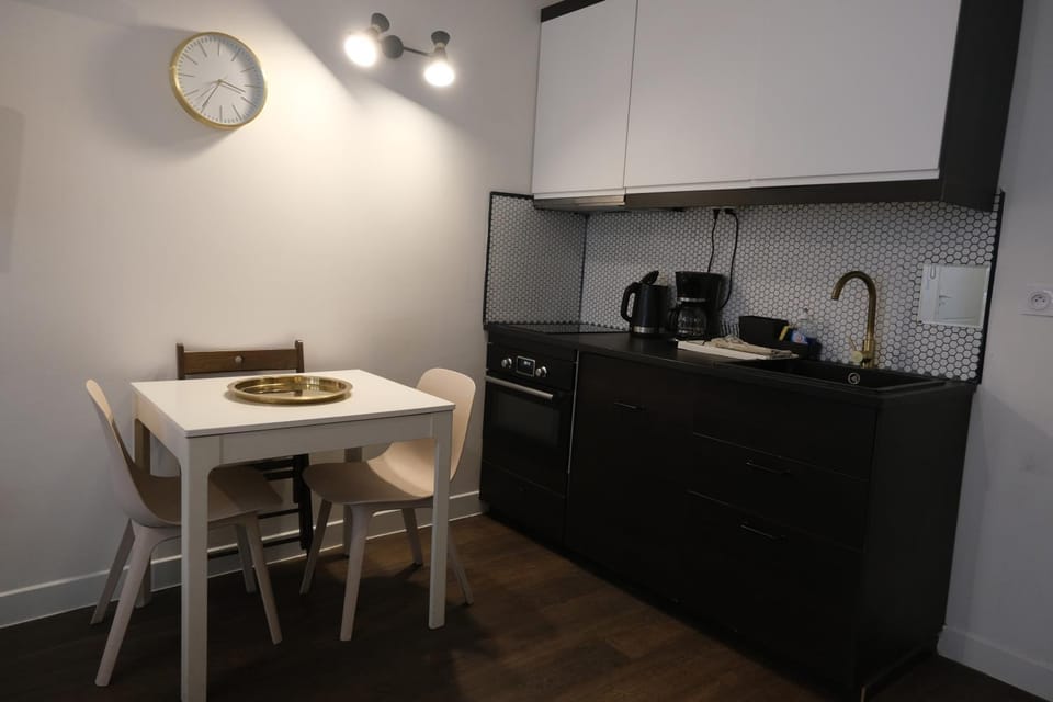 Coffee/tea facilities, Seating area, Dining area, furniture, furniture, kitchen, kitchen