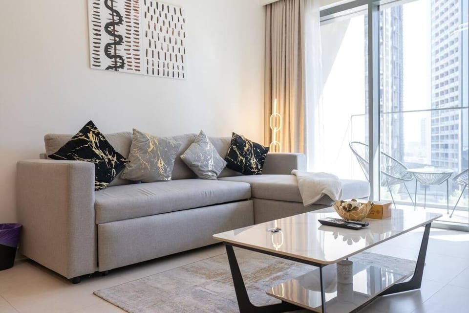 Stylish Urban Living - 1-bedroom in Burj Royale Apartment in Dubai