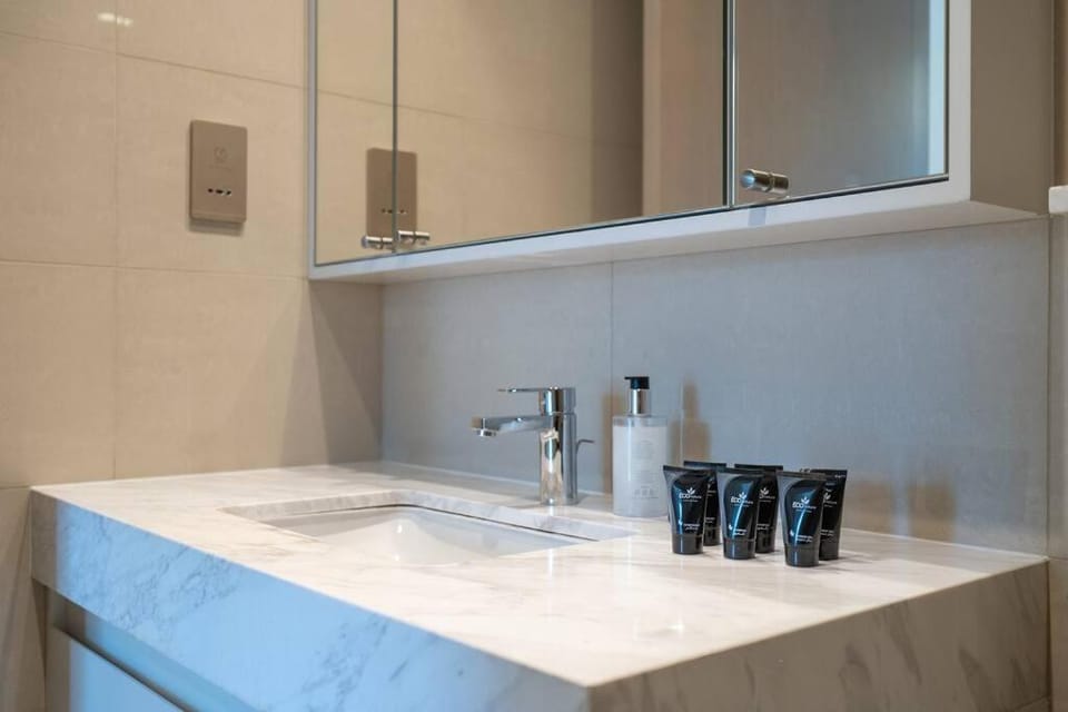 Stylish Urban Living - 1-bedroom in Burj Royale Apartment in Dubai