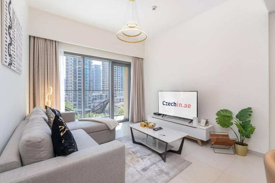 Stylish Urban Living - 1-bedroom in Burj Royale Apartment in Dubai