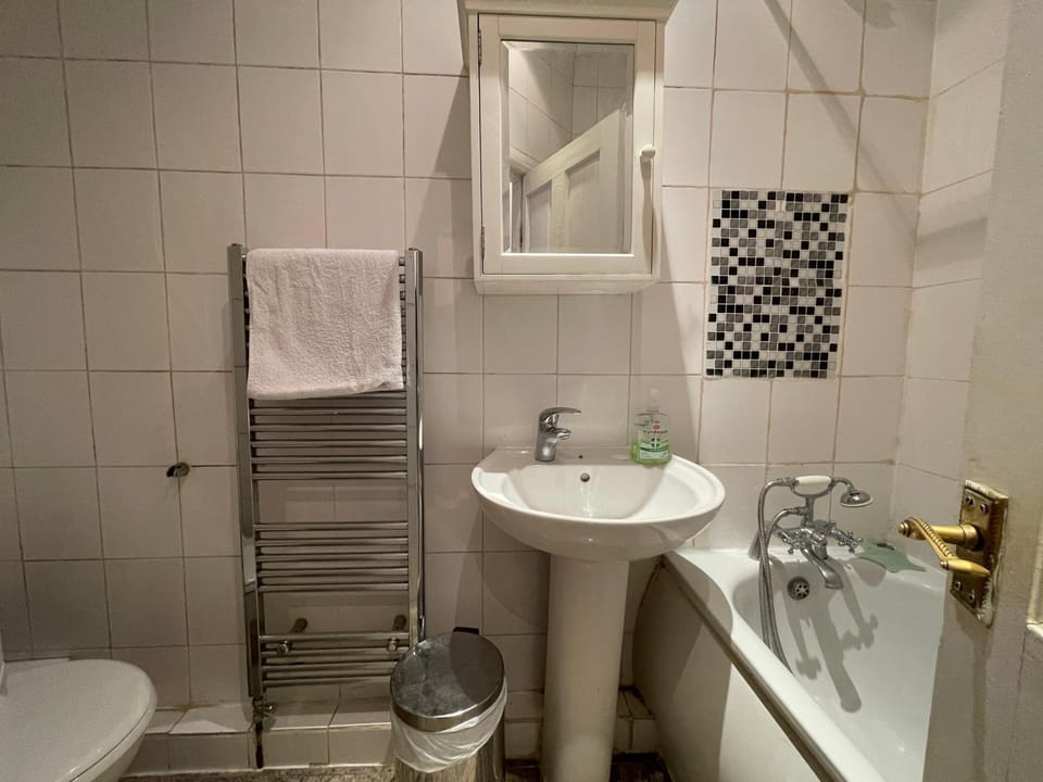Shower, Toilet, Bathroom, Bath, towels