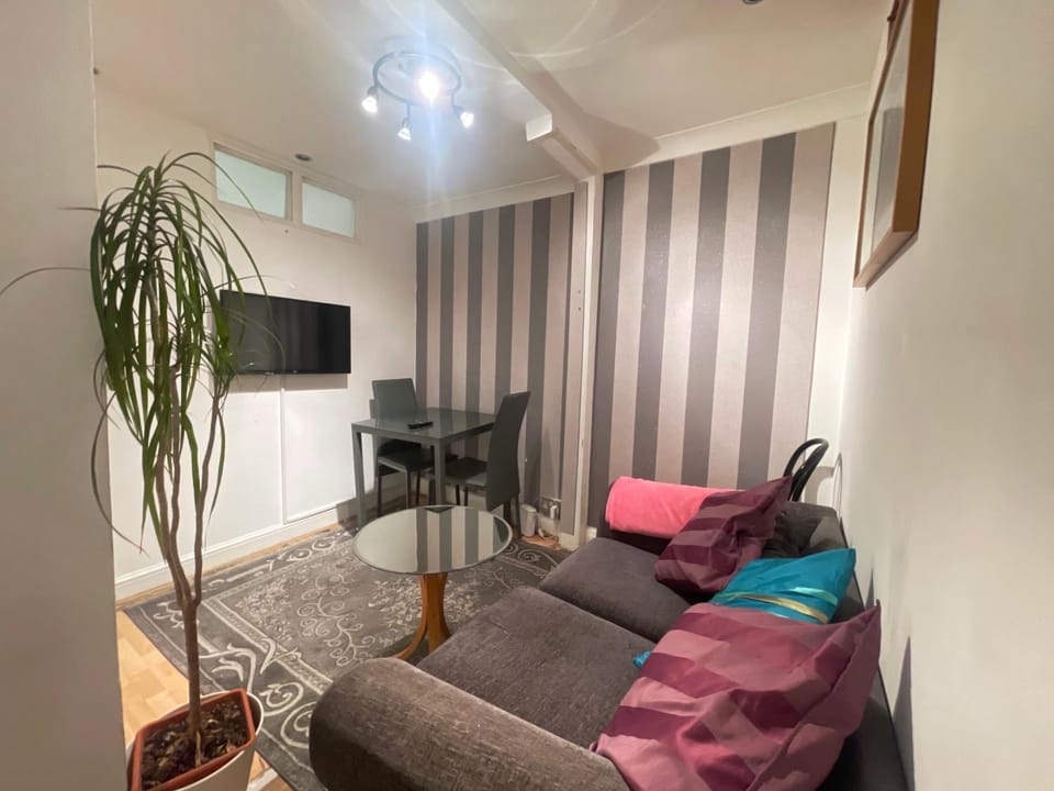 Communal lounge/ TV room, TV and multimedia, Living room, Seating area, Dining area, Evening entertainment