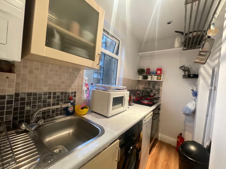Coffee/tea facilities, Kitchen or kitchenette, oven, stove, toaster