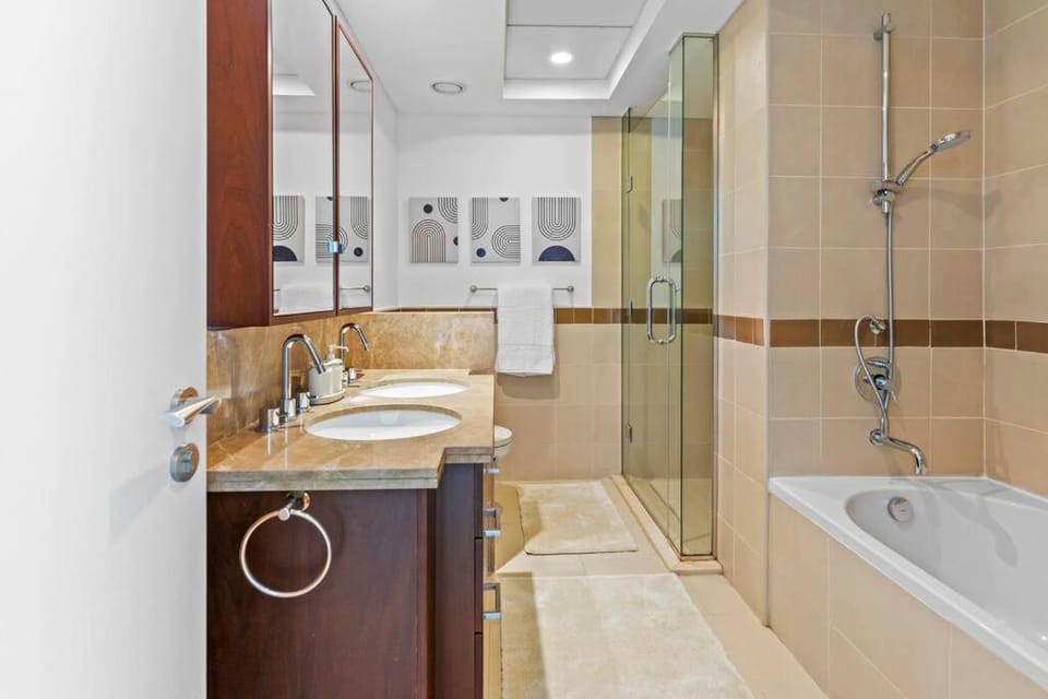 Stylish 1BR with Iconic Burj and Fountain Views, Free Luxury Airport Pick Up Service Apartment in Dubai