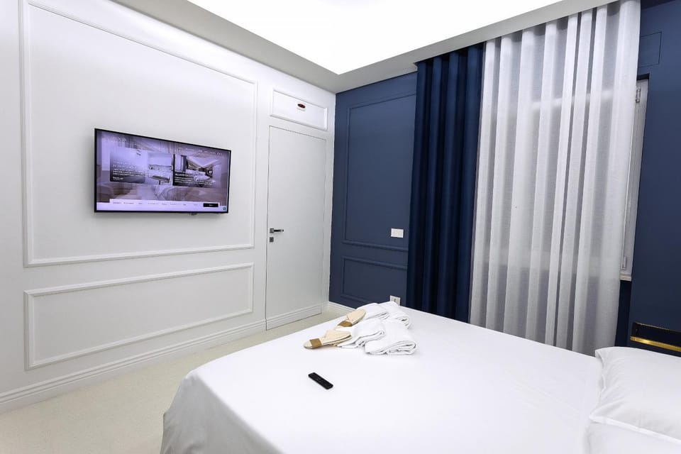 Bed, TV and multimedia, Photo of the whole room, Bedroom, towels, air conditioner