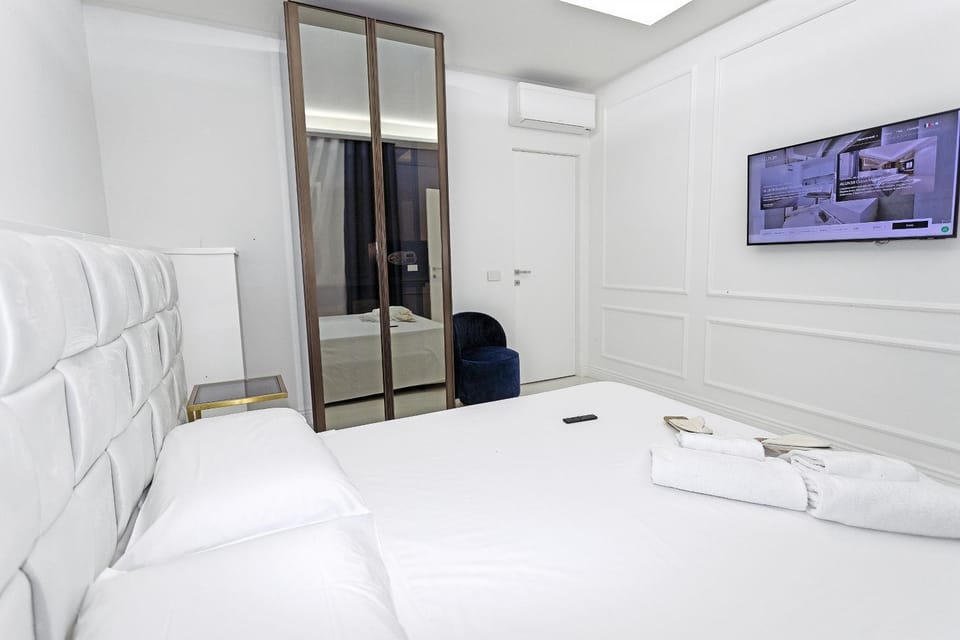 Bed, TV and multimedia, Photo of the whole room, Bedroom, towels, air conditioner