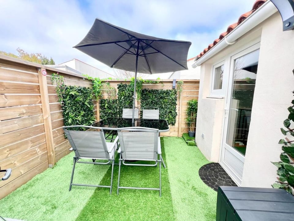 Property building, Patio, Spring, Day, Garden, Balcony/Terrace, Dining area, Garden view