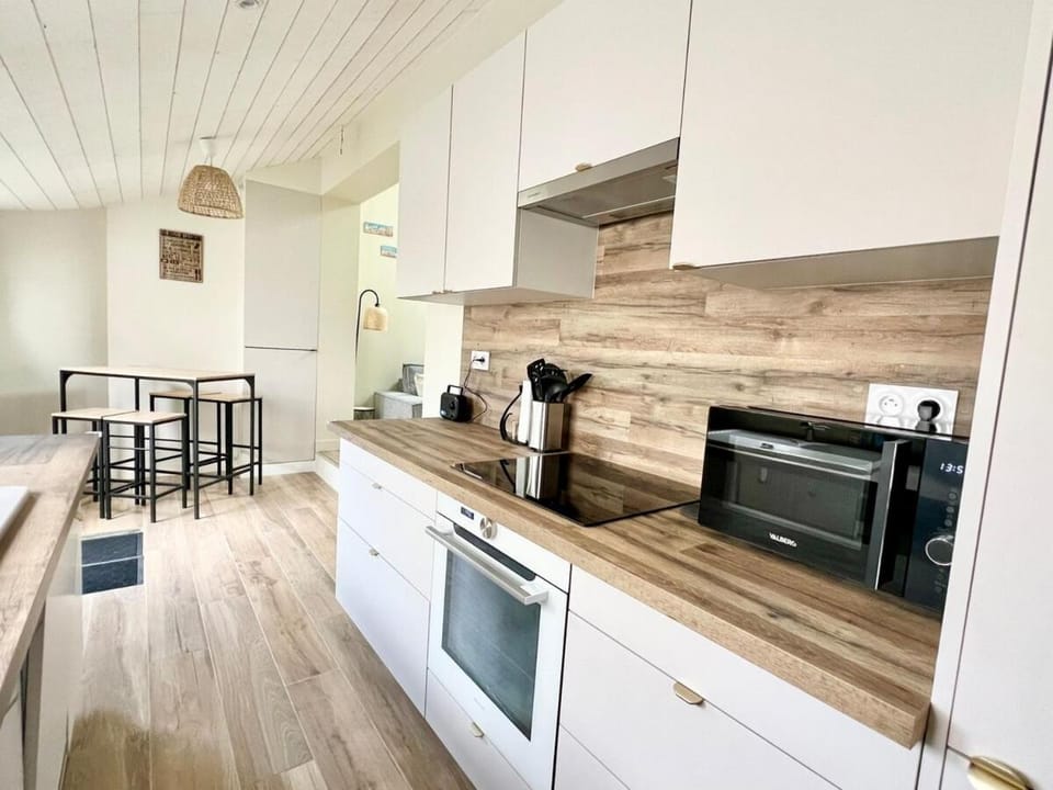 Coffee/tea facilities, Kitchen or kitchenette, Dining area, dishwasher, oven, stove, toaster