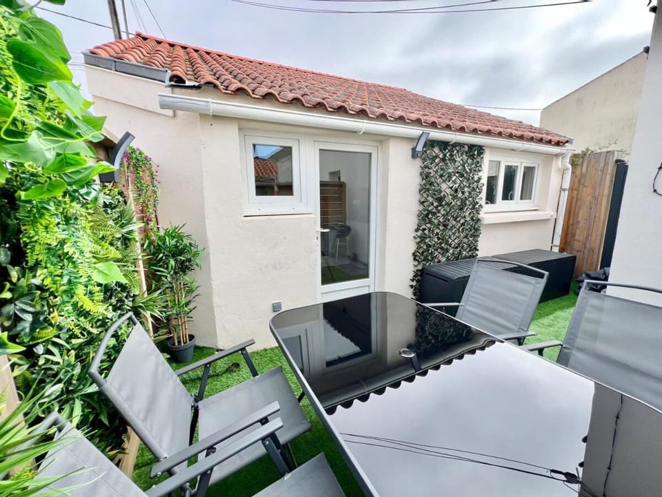 Property building, Patio, Day, Balcony/Terrace, Dining area