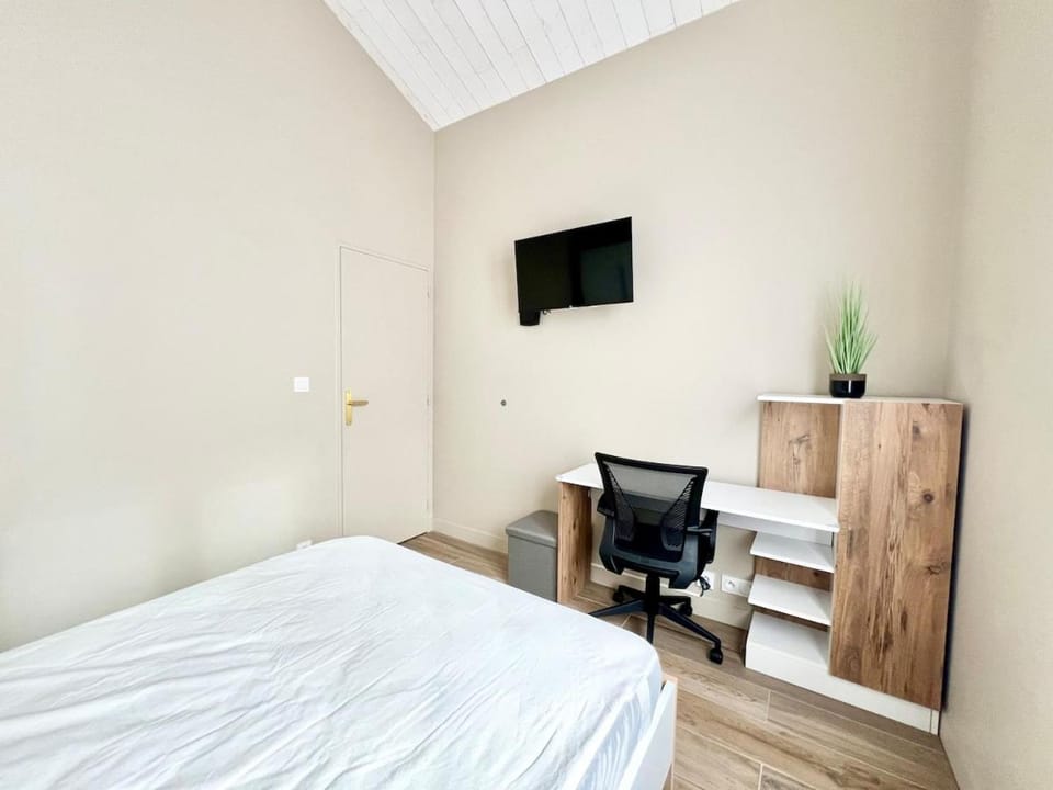 Bed, TV and multimedia, Photo of the whole room, Bedroom