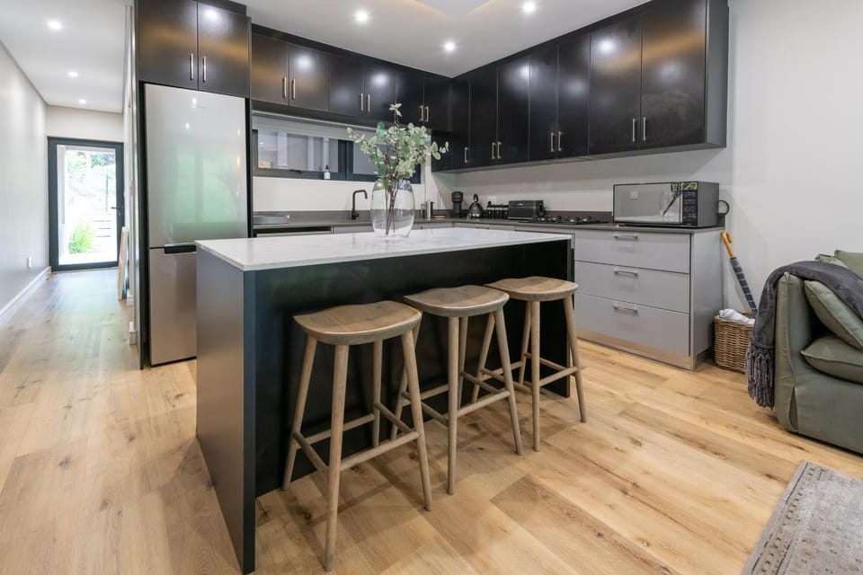 Kitchen or kitchenette, Seating area, Dining area, dishwasher, oven, stove