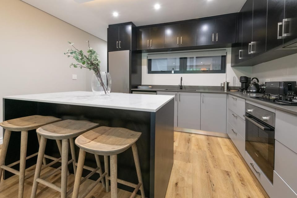 Kitchen or kitchenette, Dining area, dishwasher, stove