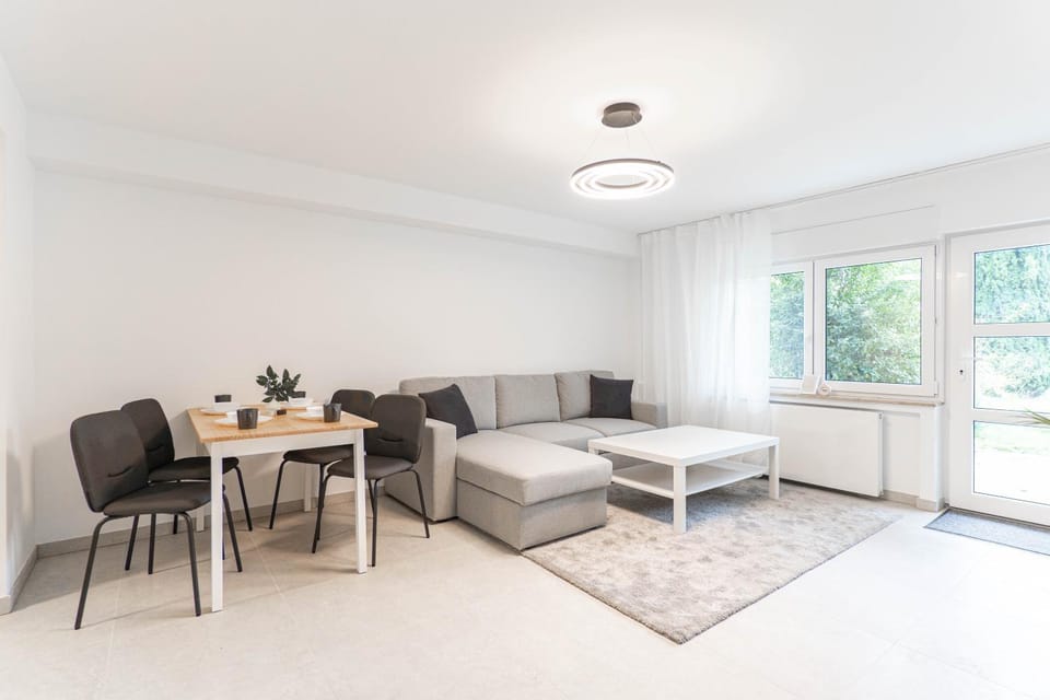 Bed, Photo of the whole room, Seating area, Dining area