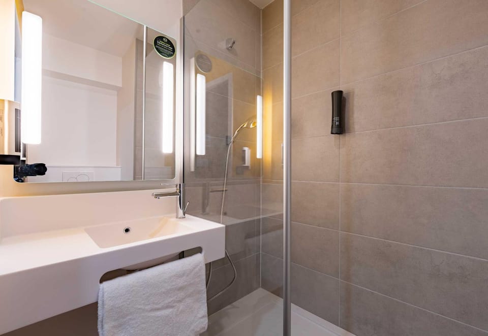 Shower, Bathroom, towels