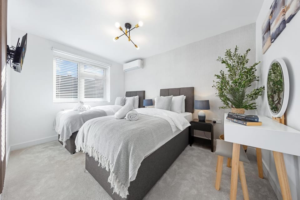 Bed, TV and multimedia, Photo of the whole room, Bedroom