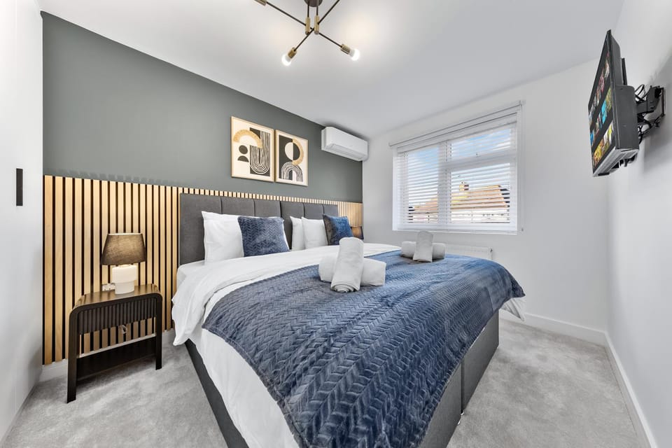 Bed, TV and multimedia, Photo of the whole room, Bedroom, towels