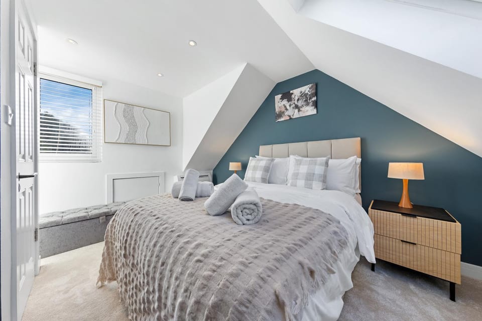Bed, Photo of the whole room, Bedroom, towels