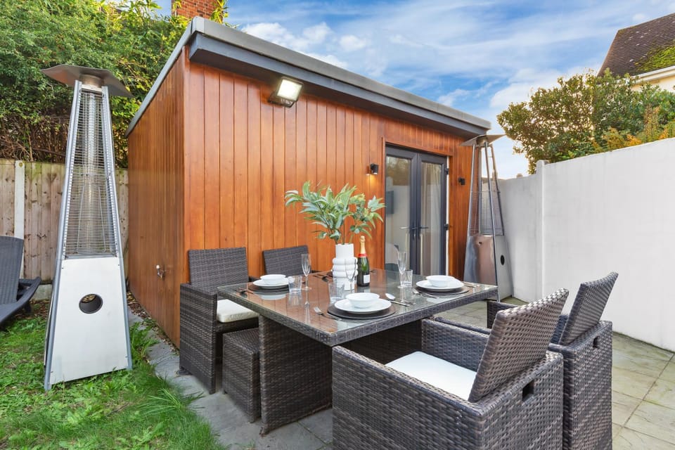 Property building, Patio, Day, Garden, Dining area, Garden view