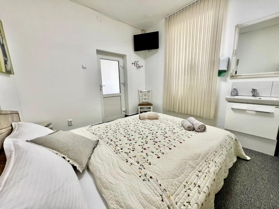 Bed, TV and multimedia, Photo of the whole room, Bedroom