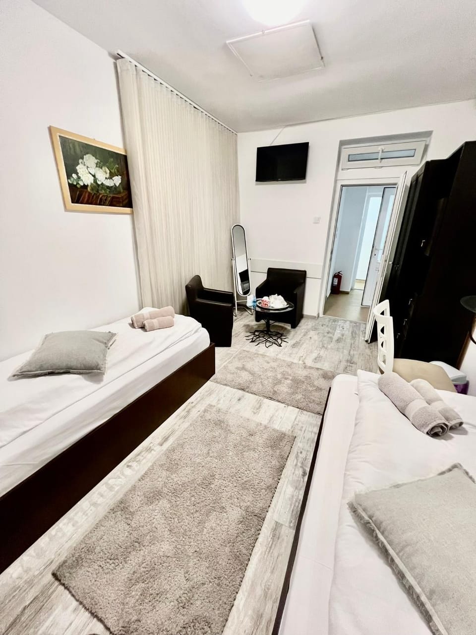 Bed, TV and multimedia, Bedroom