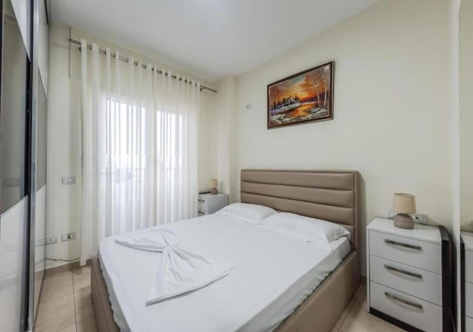 Bed, TV and multimedia, Photo of the whole room, Bedroom, towels