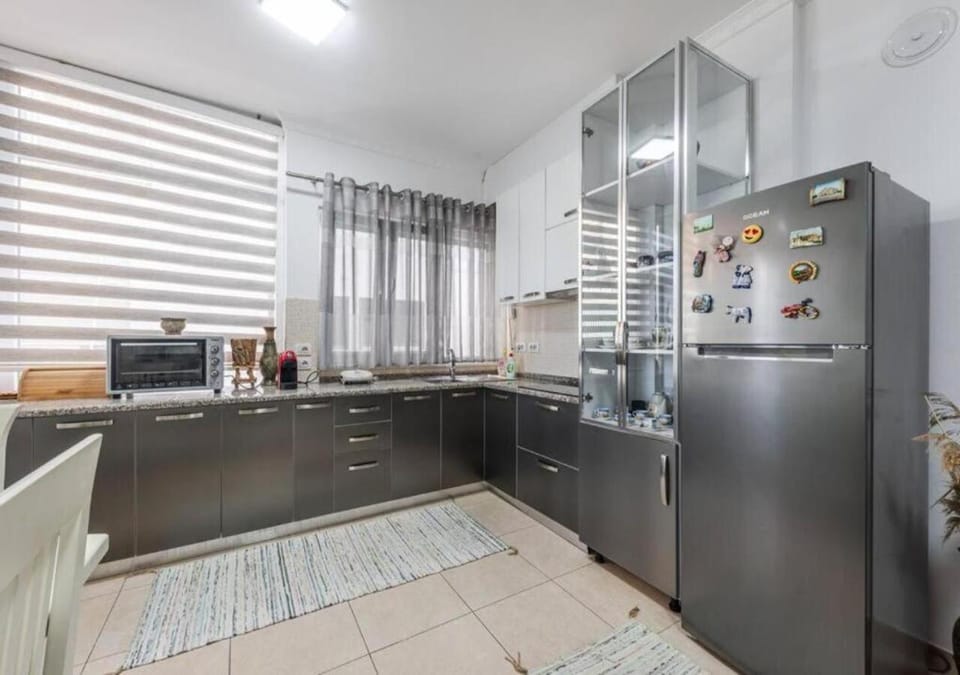 Kitchen or kitchenette, oven