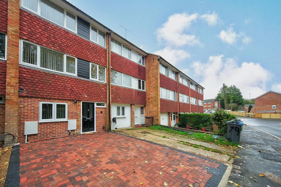The Falcons Nest All Ensuite Self Check In And Out Luton Airport Bed and Breakfast in Luton