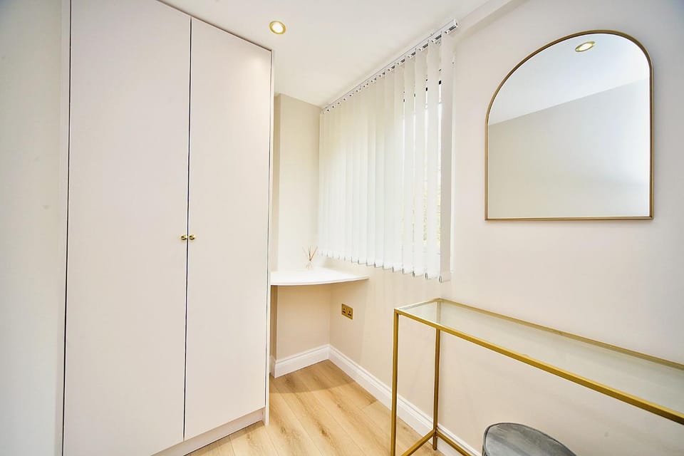 The Falcons Nest All Ensuite Self Check In And Out Luton Airport Bed and Breakfast in Luton