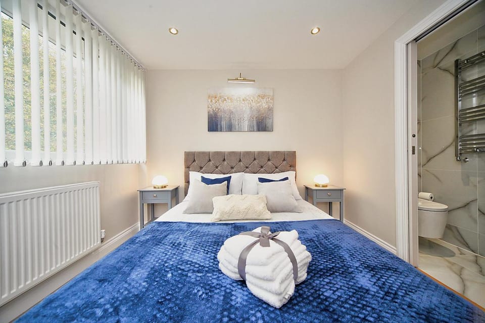 The Falcons Nest All Ensuite Self Check In And Out Luton Airport Bed and Breakfast in Luton