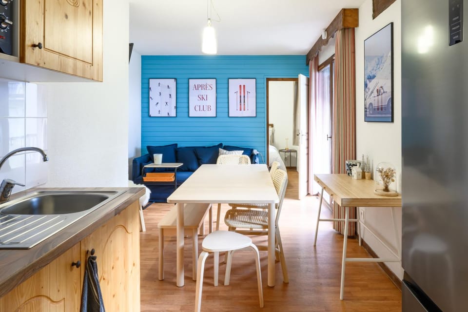 Kitchen or kitchenette, Living room, Seating area, Dining area, oven, stove