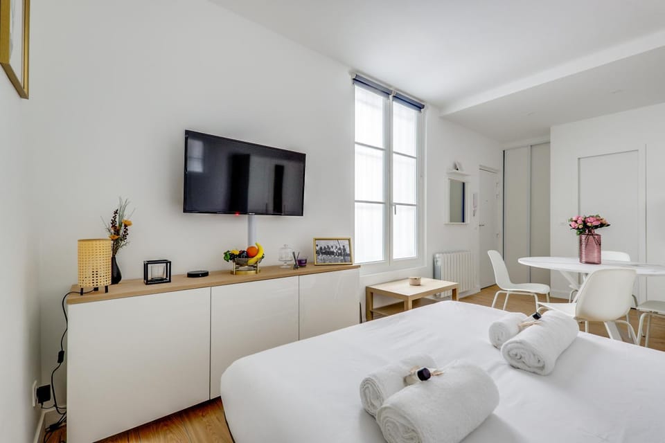 Bed, TV and multimedia, Kitchen or kitchenette, Living room, Photo of the whole room, Seating area, Dining area, Bedroom