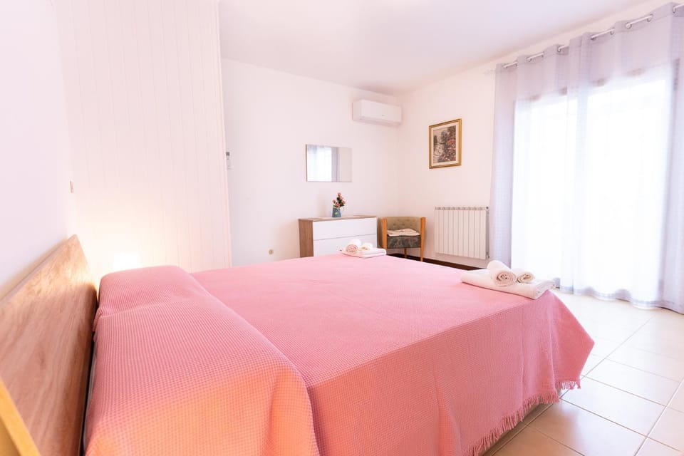 Bed, Photo of the whole room, Bedroom, air conditioner