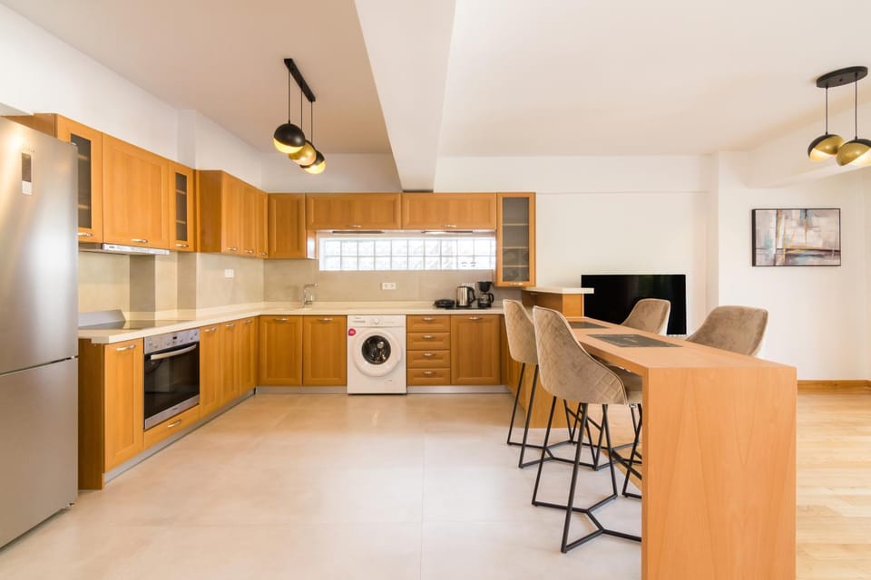 Kitchen or kitchenette, Dining area, washing machine