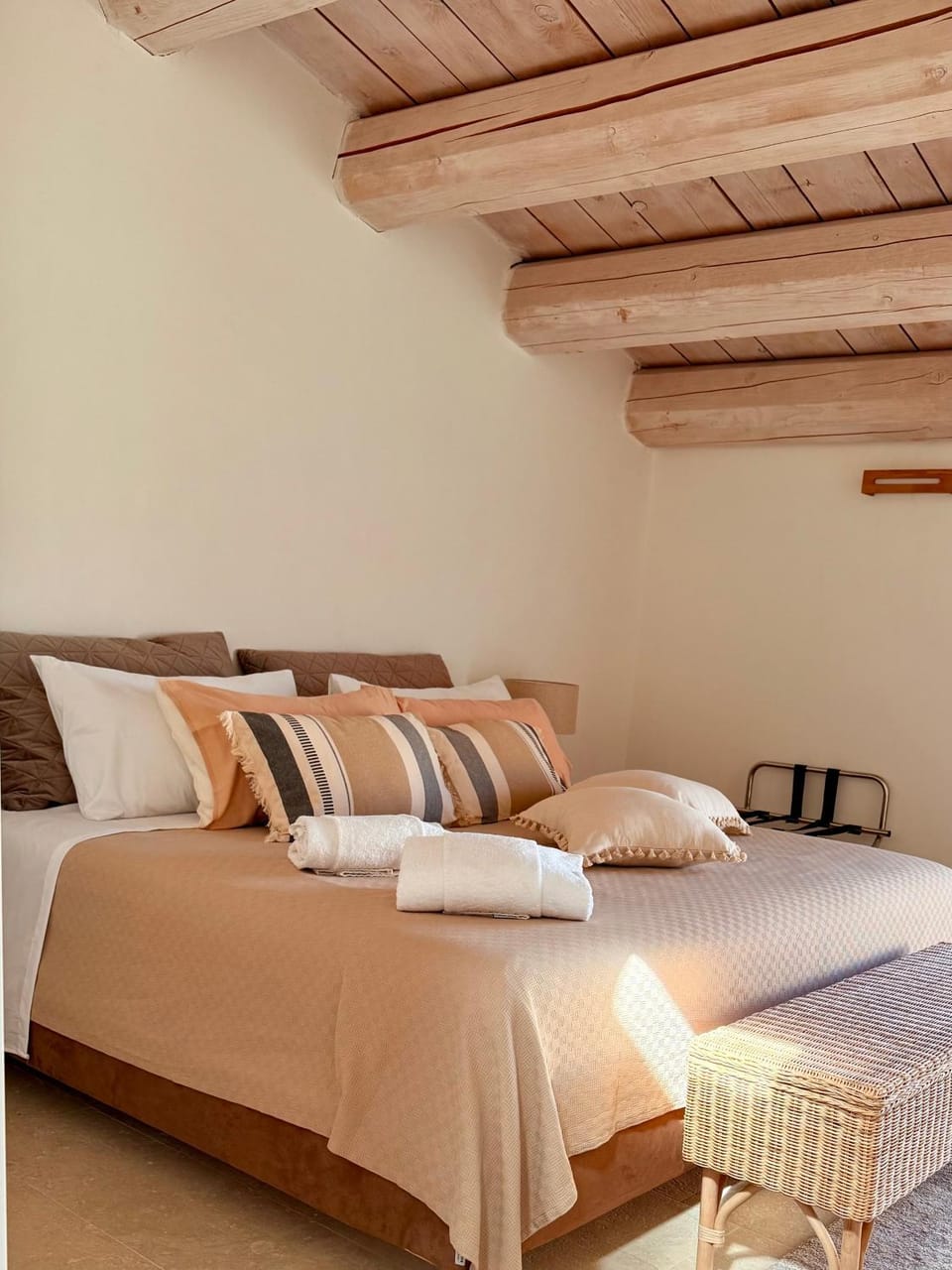 Bed, towels