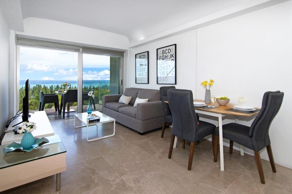 View (from property/room), Balcony/Terrace, Living room