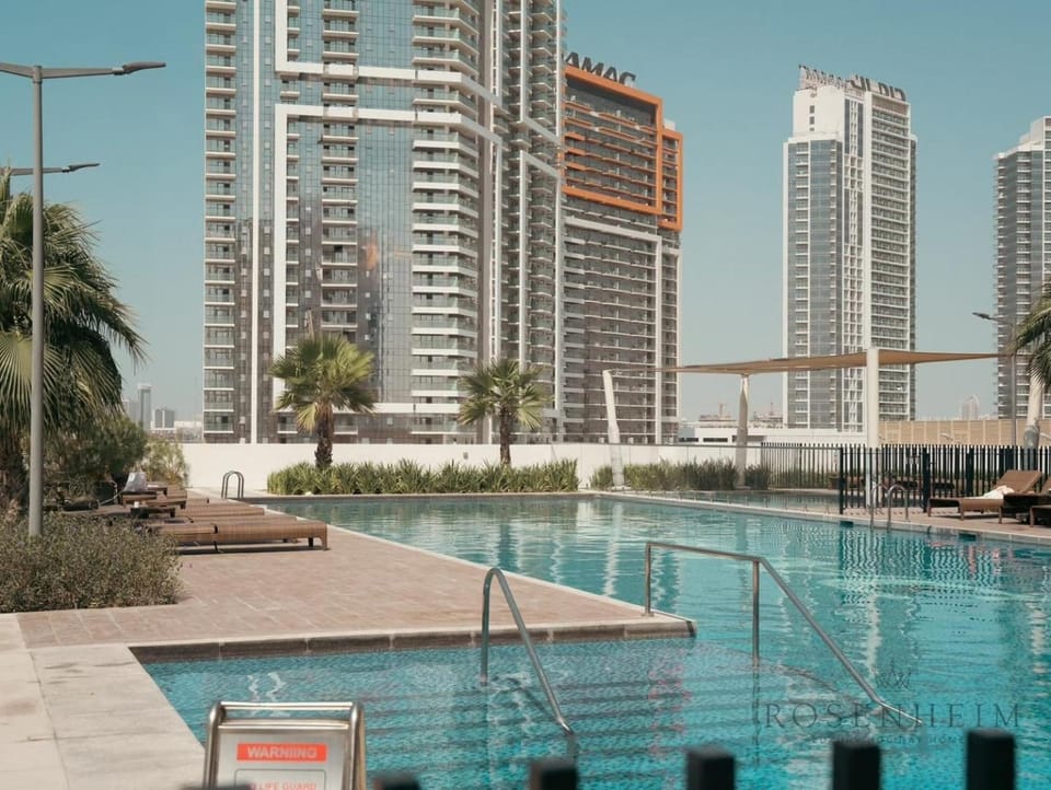 Modern Studio Escape - Pool, Gym & Relaxation Apartment in Dubai