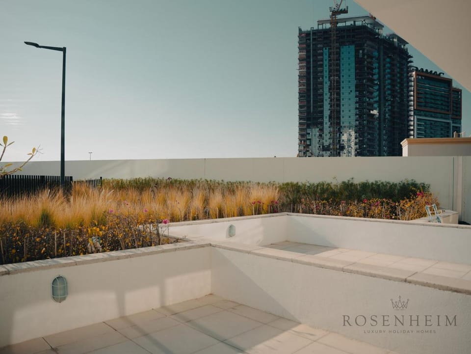 Modern Studio Escape - Pool, Gym & Relaxation Apartment in Dubai