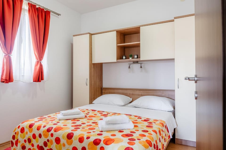 Bedroom, towels, wardrobe